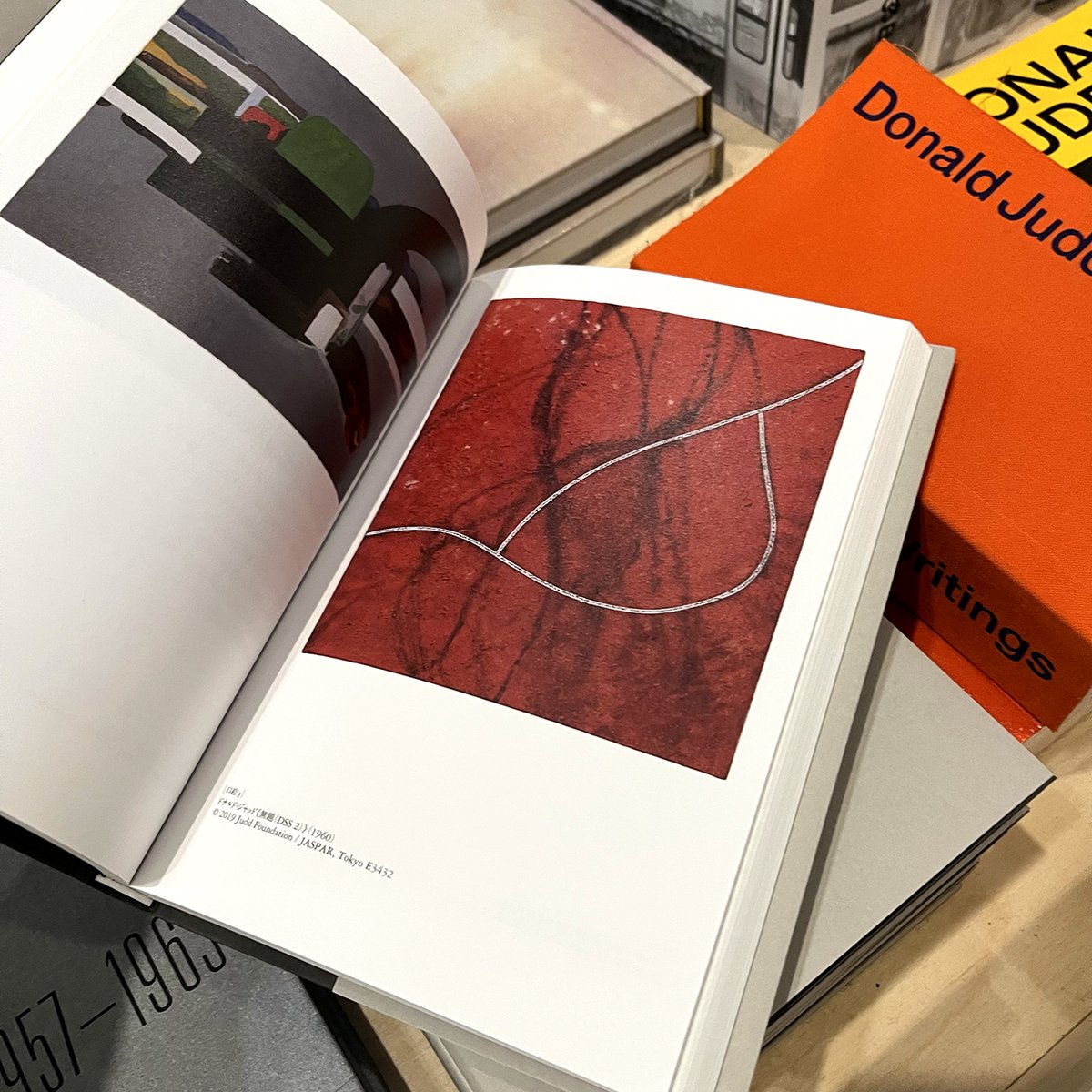 onsundaysbooks's tweet photo. ＜増刷出来＞ドナルド・ジャッド ー 風景とミニマリズム：荒川徹（第4刷）
現在ワタリウム美術館での「ジャッド｜マーファ展」で展示されている初期絵画や、マーファの荒野と知覚、椅子の座り心地までを論じた、日本語で読めるジャッドについての最良の書と言える一冊。
https://t.co/DLkFlDwYEr https://t.co/myDx9D0tya