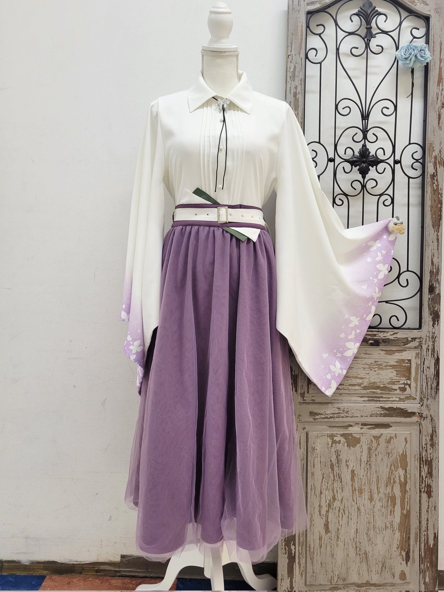 \推しアイテム/

🌸桜と杜若チュールワンピース
101075 m purple
¥24,200(税込)⚠️生産未確定予約

桜とカキツバタを纏う、爽やか春の和洋折衷ワンピース🌸🦋
高貴な杜若カラーのパープルが大人っぽく上品な印象に❣️

スタッフ身長160cm
#Favoriteスタッフコーデ