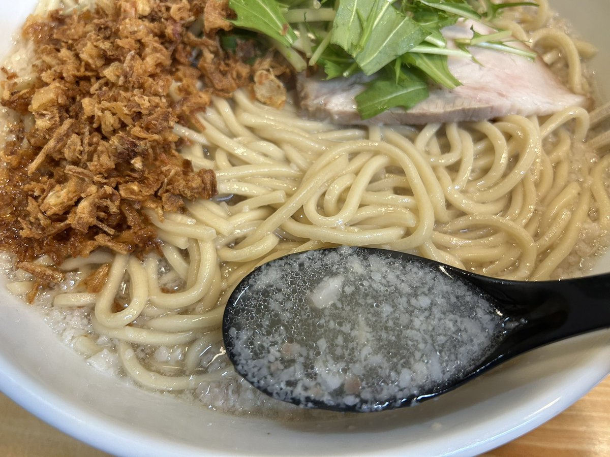 pig6699's tweet photo. RAMEN STAND@熊谷市広瀬
限定 鶏背脂ラーメン🍜特盛り、麺カタ、のり、ライス🍚🐷
背脂とフライドオニオンこれは龍神🐉、美味っ👍
ラーメンライスにハマり中💯
#RAMENSTAND #ラーメン #熊谷市 https://t.co/ZehH3OJQes