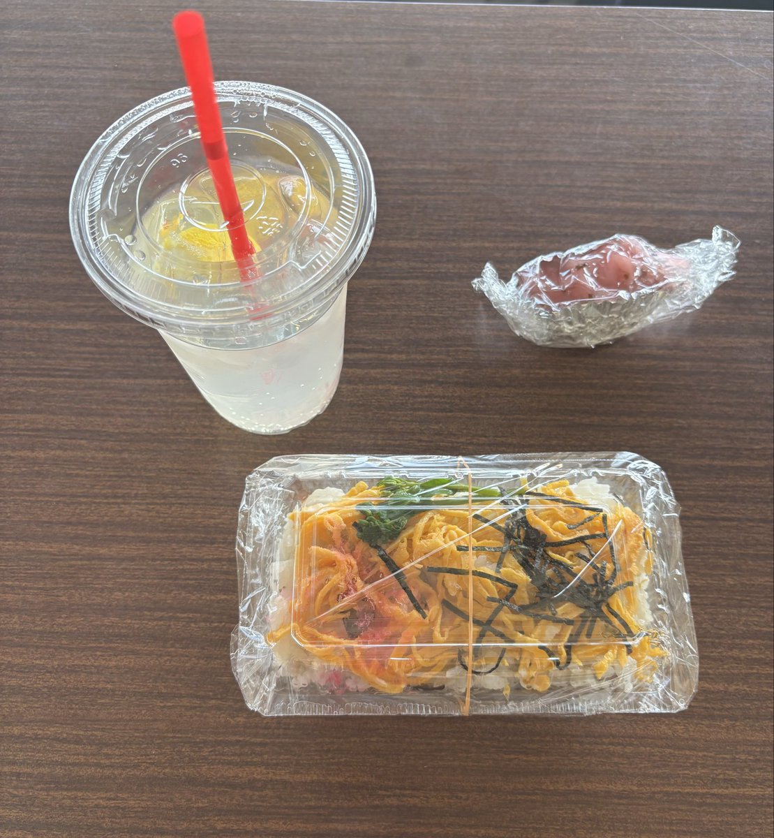 umamonogatari77's tweet photo. 佐賀競馬場の食堂街にあるお店『穂』さん。大刀洗産のほうれん草が何と本日限定50円‼️最近はこんな値段では買えないような…🧐
ちらし寿司とレモンスカッシュ🍋🥤どちらも最高にうまし🥳今から佐賀競馬に行くよって方は、ぜひ行ってみてください✨
@kosPaWJVZYxM5aw 

https://t.co/dfQK4ouUuz https://t.co/BQQITE7VAn