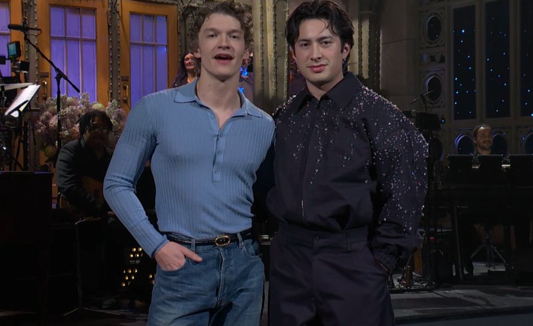 “Heated Rivalry” stars Connor Storrie and Hudson Williams introduce Mumford &amp; Sons on #SNL. (via NBC)

variety.com/2026/tv/news/c…