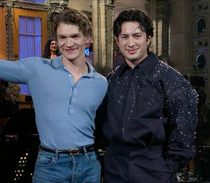 heatdrvlry's tweet image. connor and hudson looking good while introducing mumford and sons.