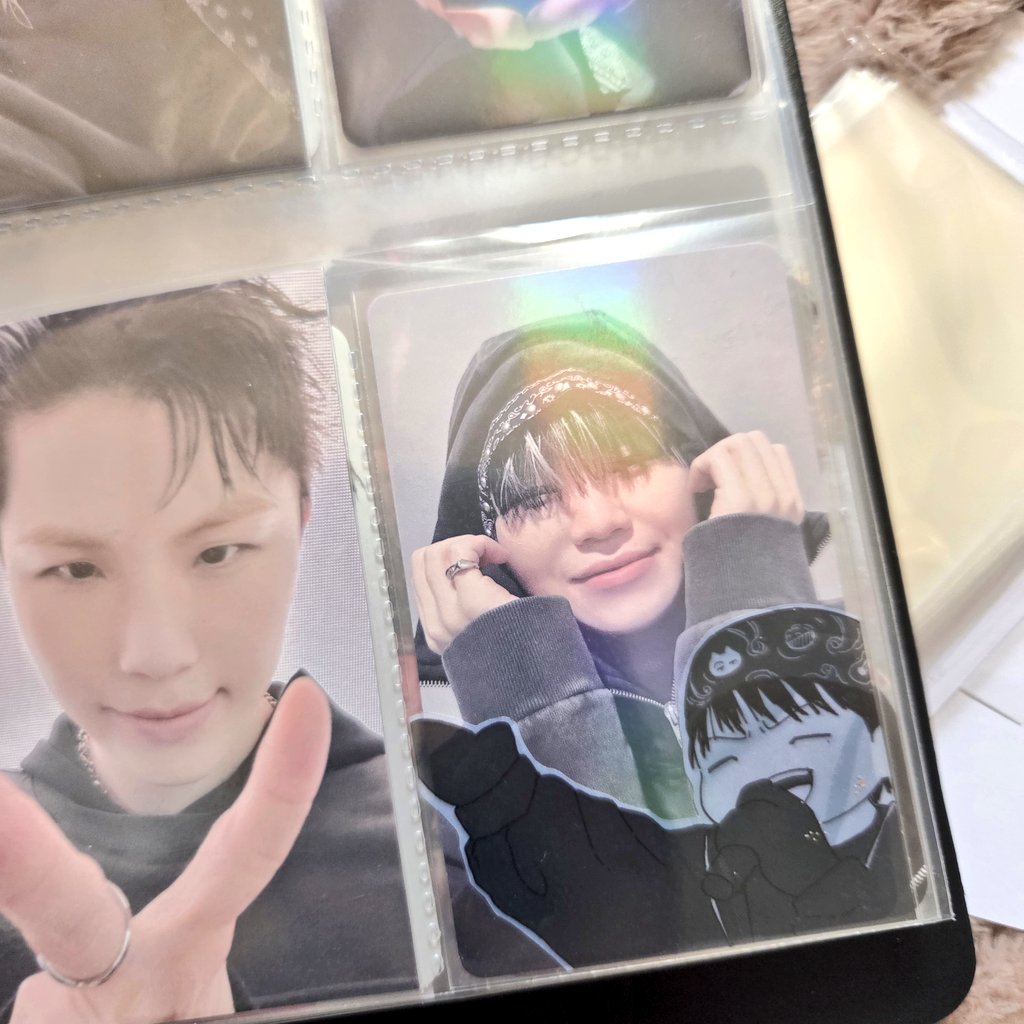 トレカ整理しようとファイル開いたらととさん( @t_1713526 )から