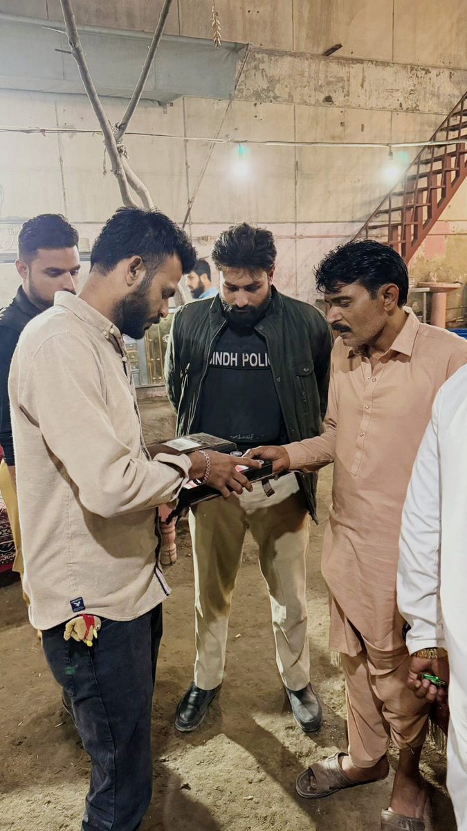 KarachiPolice_'s tweet photo. ایسٹ زون، ڈسٹرکٹ ایسٹ پولیس کا رات گئے ٹارگٹڈ کومبنگ/سرچ آپریشن۔
ایس ایس پی ایسٹ زبیر نذیر شیخ کی ہدایت پر 50 سے زائد غیر قانونی طور پر مقیم افغان باشندے حراست میں لے لیے گئے۔ مختلف علاقوں، ہوٹلز اور حساس مقامات پر کارروائی کی گئی۔
#KarachiPolice #TargetedOperation https://t.co/C9mKbVmkuR