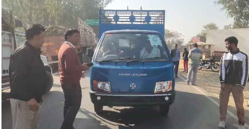 bstvlive's tweet photo. बदायूं : होली को देखते हुए चलाया गया चेकिंग अभियान
➡ उल्लंघन करने पर 3 बसों को मौके पर किया सीज
➡ दर्जनों ओवरलोडेड ट्रकों के भी काटे गए चालान
➡ आरटीओ ने नियमों का पालन करने की दी हिदायत
#Budaun #HoliSafety #CheckingDrive @budaunpolice https://t.co/RHHHrbt4ux