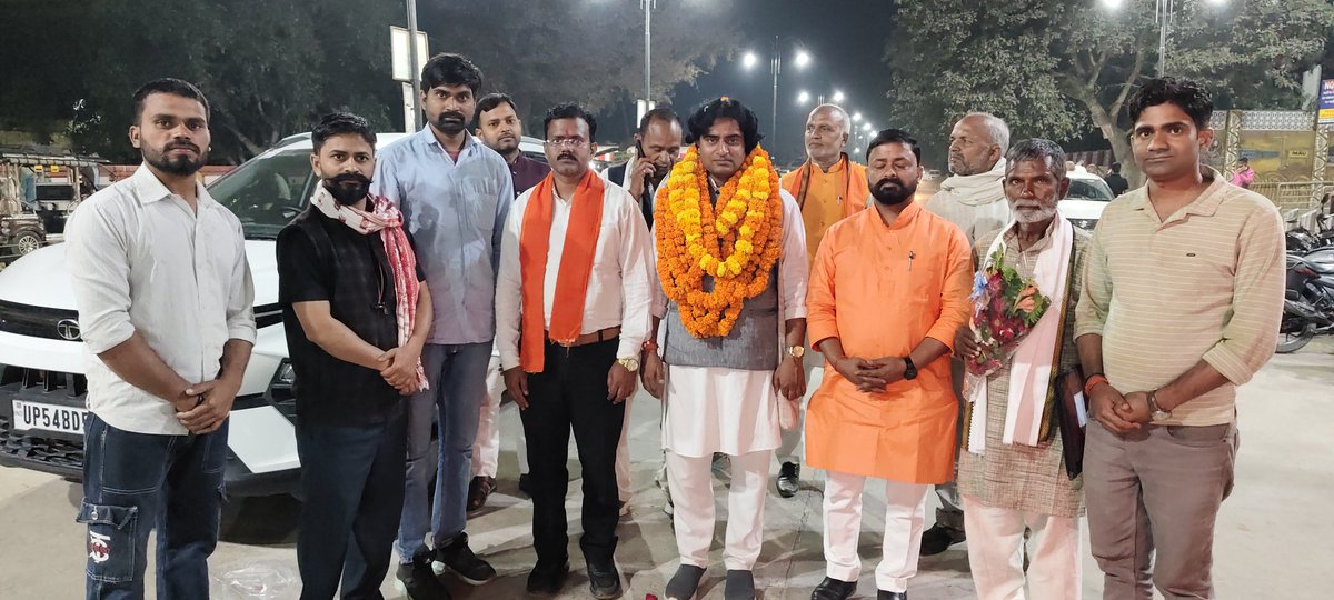 भारत माता के अमर वीर सपूत परम् पूज्यनीय चन्द्रशेखर आजाद जी के प्रपौत्र आदरणीय Amit Chandrashekhar Azad Tiwari जी से उनके मऊ आगमन पर मुलाकात कर उनका आशीर्वाद व सानिध्य प्राप्त किया।