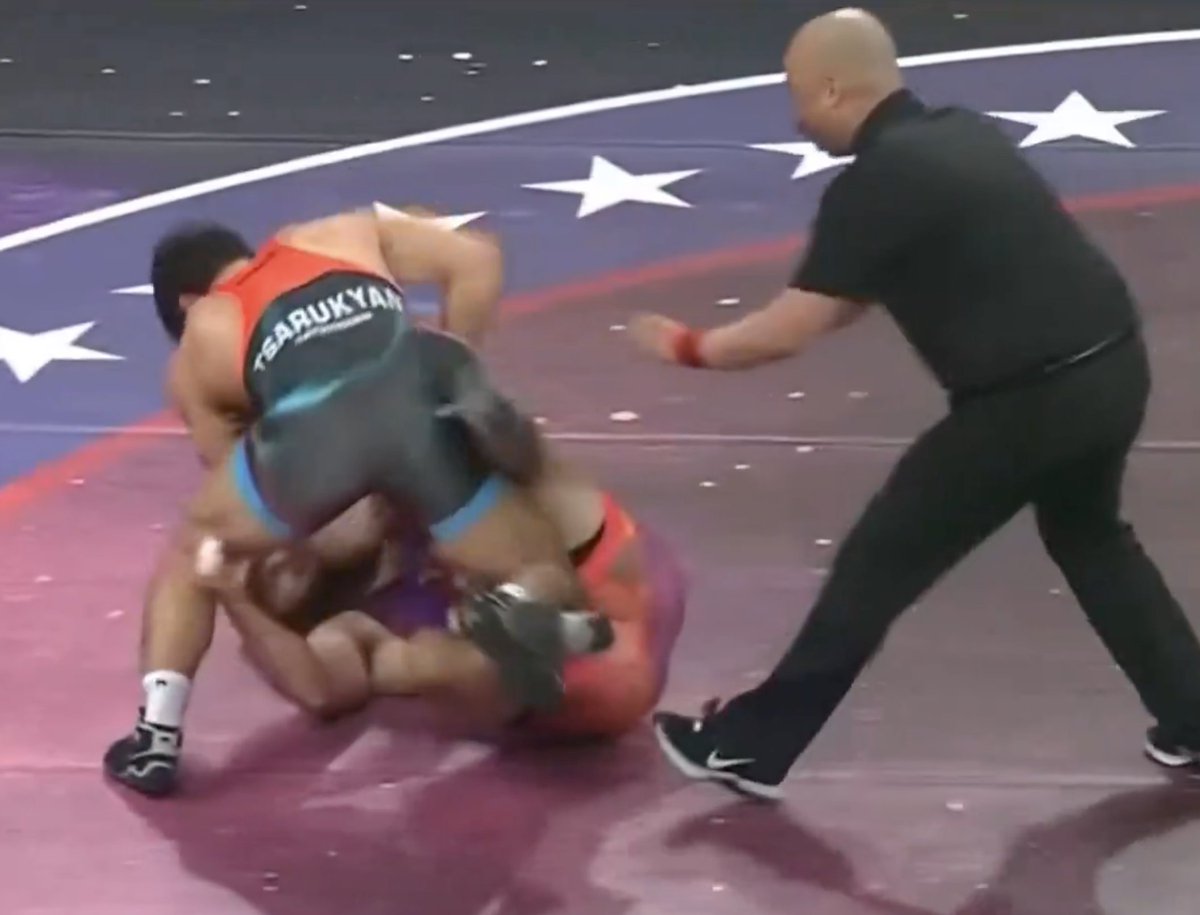 ParamPam1990's tweet image. Georgio Poullas slapped Tsarukyan for 3 rounds at RAF 06, so right after he defeated Poullas, Arman pushed him to the ground and started punching him in the face. Security had to pull them apart. I don't wanna hear any nerdy whining about Arman's impulse control, he's perfect.😂