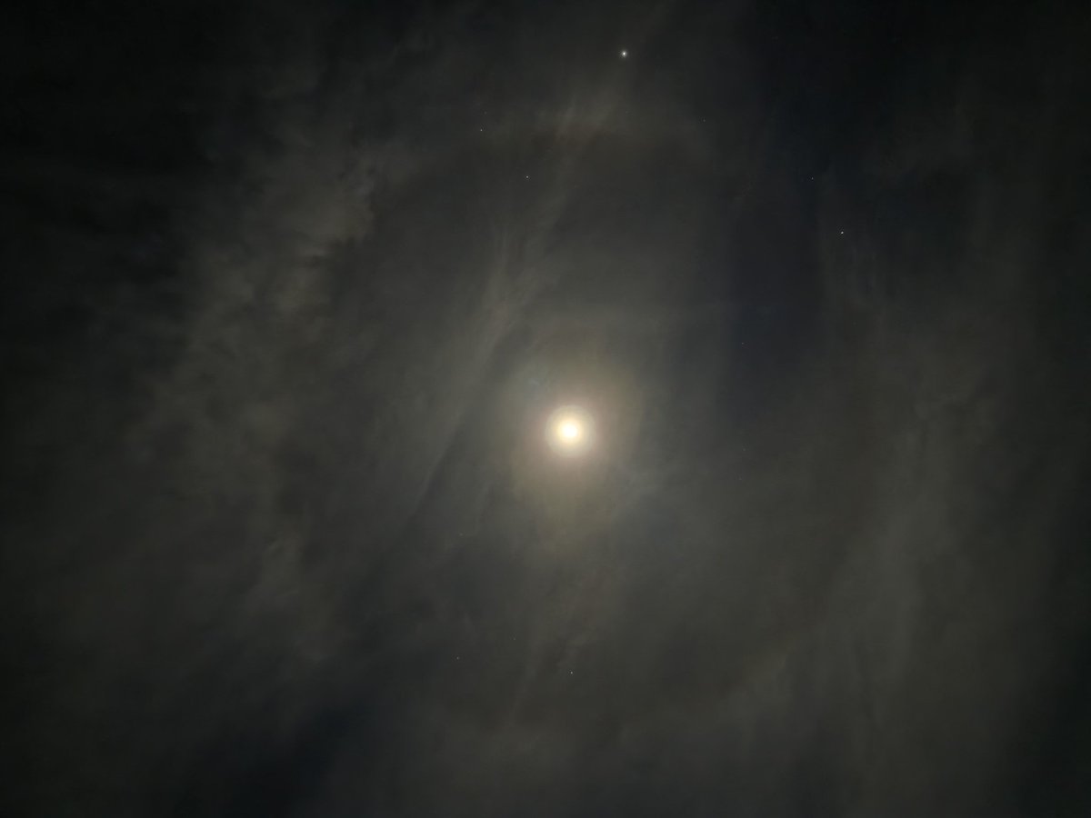 DJKing78's tweet photo. #moon halo @TownofPahrump tonight https://t.co/fkJKVgL56e