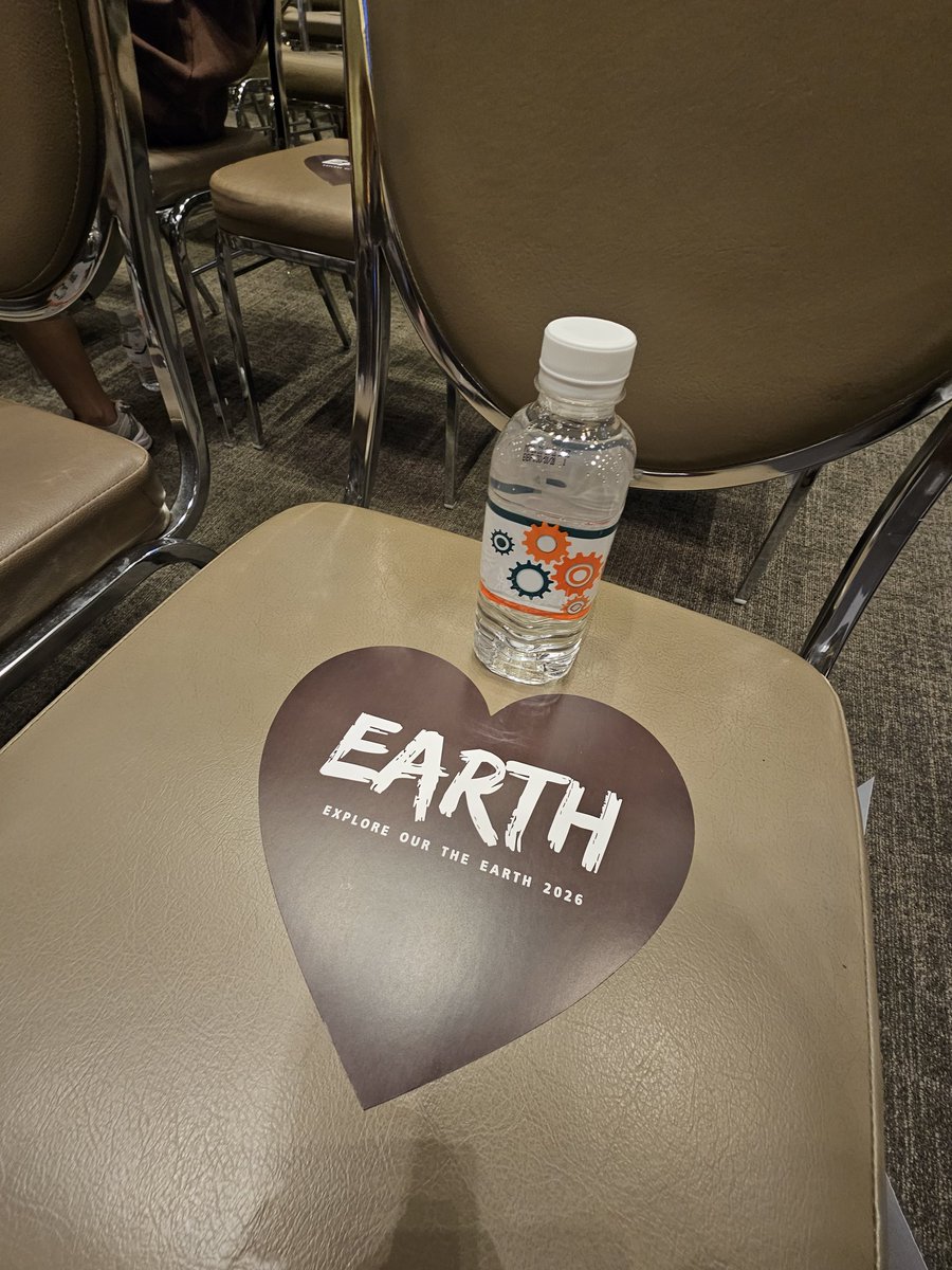 EarthMix_TH's tweet photo. งานน่ารักมาก ใครมาถึงแล้วอย่าลืมถ่ายภาพบรรยากาศ​ check​  in อวดความน่ารักกันเยอะ ๆ  นะคะ   🤲​

#EarthTheaterOfLove
@Earth_Pirapat  : #EarthPirapat 
#ExploreOurTheEarth2026 https://t.co/sSVA6Y8uDB