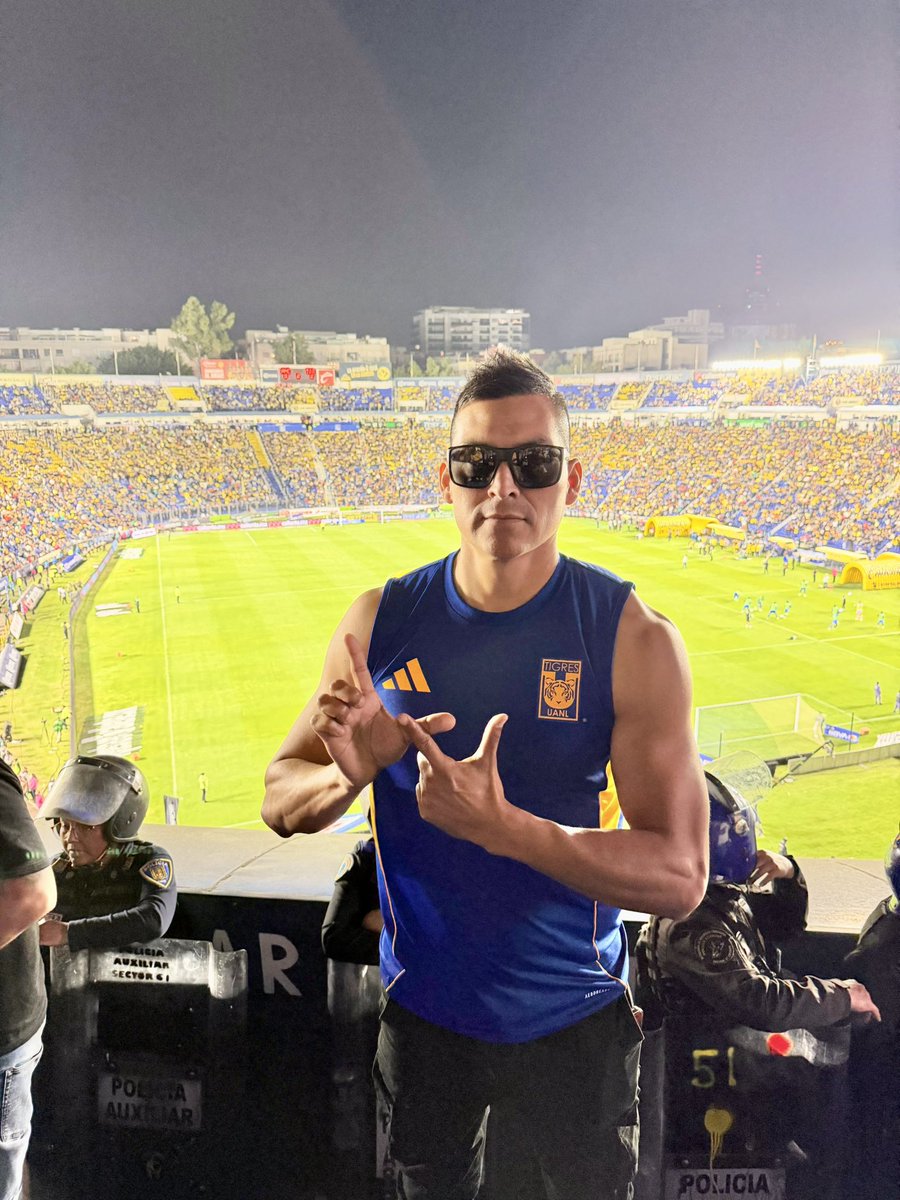 SamReyes98's tweet photo. Equipo + Hinchada… 

Hay que confiar y creer en el aliento, en el respaldo cuando se necesita. Ninguna afición en México ha impulsado como nosotros, ni tiene la conexión de la hinchada de Tigres con el club; estamos en el camino correcto: HOY GANAMOS TODOS!!!
FGyC 🇸🇪💪🇸🇪 https://t.co/ha2z2CwiaG