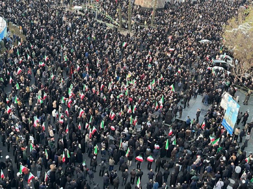 Des rassemblements de partisans rendent hommage à l’imam Ali Khamenei. <a href="/PahlaviReza/">Reza Pahlavi</a> viens voir ça le clown des Américains