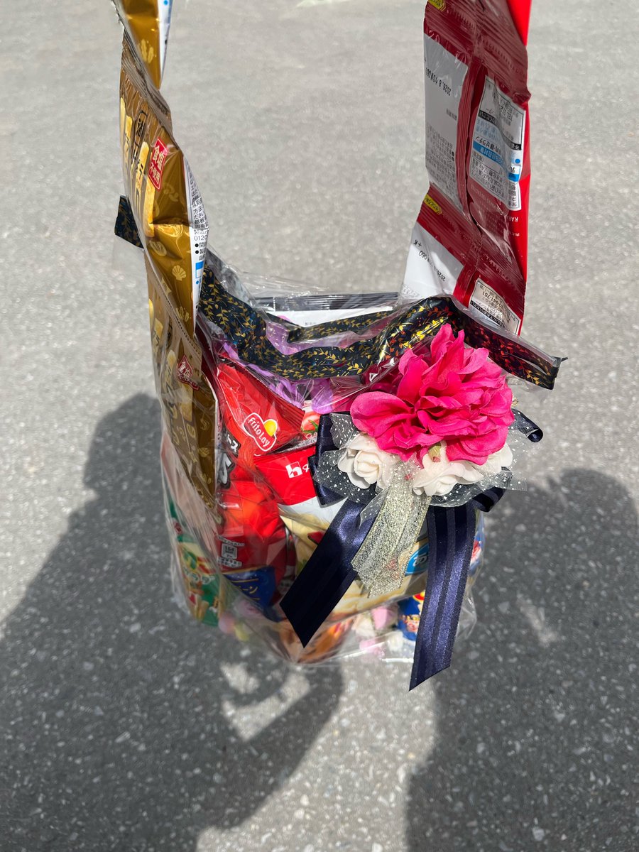 coffretsena's tweet photo. 姪の高校卒業式行ってきました🎓💐🌸

初めて作ったお菓子のレイは無事完成して、ちゃんと渡せたのでよかった✨ https://t.co/v5DhNOSGfj