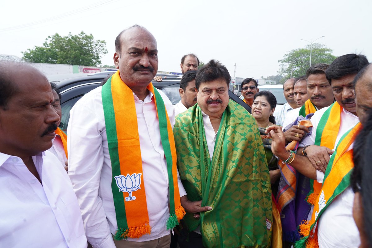 NRR_Office's tweet photo. ఖమ్మం జిల్లా పర్యటన నిమిత్తం విచ్చేసిన @BJP4Telangana రాష్ట్ర అధ్యక్షులు శ్రీ @N_RamchanderRao గారికి పార్టీ జిల్లా అధ్యక్షులు శ్రీ నెల్లూరి కోటేశ్వరరావు గారు, ఇన్‌చార్జ్ శ్రీ బద్దం మహిపాల్ రెడ్డి గారు మరియు పెద్ద ఎత్తున తరలివచ్చిన ముఖ్య నాయకులు, కార్యకర్తలు ఆయనకు ఘన స్వాగతం పలికారు.