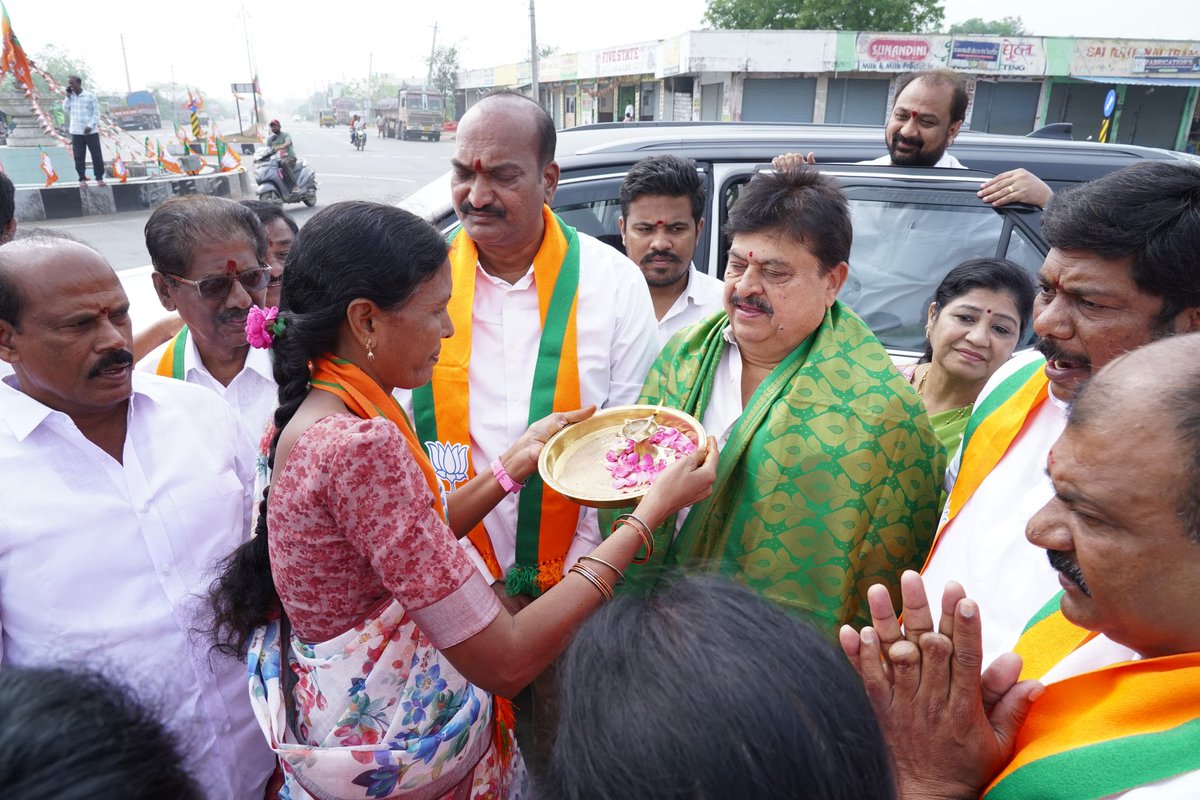 NRR_Office's tweet photo. ఖమ్మం జిల్లా పర్యటన నిమిత్తం విచ్చేసిన @BJP4Telangana రాష్ట్ర అధ్యక్షులు శ్రీ @N_RamchanderRao గారికి పార్టీ జిల్లా అధ్యక్షులు శ్రీ నెల్లూరి కోటేశ్వరరావు గారు, ఇన్‌చార్జ్ శ్రీ బద్దం మహిపాల్ రెడ్డి గారు మరియు పెద్ద ఎత్తున తరలివచ్చిన ముఖ్య నాయకులు, కార్యకర్తలు ఆయనకు ఘన స్వాగతం పలికారు.