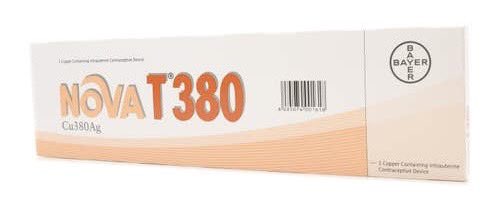 Banitoto's tweet photo. اللولب (IUD) نوعين: هرموني و نحاسي 💊

1- اللولب الهرموني يحتوي على هرمون البروجسترون الصناعي (Levonorgestrel) وأمثلته (MIRENA) و (KYLEENA) وغيرها، ويناسب اللي عندهم دورة غزيرة أو مؤلمة لأنه غالبًا يقلل الدم ويخفف الألم. ممتاز للي تبغى وسيلة طويلة المفعول مع أعراض دورة أخف، ويُستخدم أحيانًا لعلاج بطانة الرحم المهاجرة(Endometriosis).

اللولب الهرموني ما يناسب لو فيه وجود أو تاريخ لأورام الثدي أو أمراض الكبد الحادة أو نزيف رحمي غير معروف السبب.
مدة الحماية اللي يوفرها من 3 إلى 8 سنوات حسب النوع.

2- اللولب النحاسي هذا خالي من الهرمونات، ويشتغل لأن النحاس يعيق حركة الحيوانات المنوية ويمنع الإخصاب. و يناسب اللي تفضل وسيلة بدون هرمونات وما تبغى تغيّر نمط دورتها.

اللولب النحاسي ما يناسب لو فيه حساسية من النحاس أو مرض ويلسون أو اللي عندهم دورة غزيرة جدًا أو فقر دم شديد لأنه ممكن يزيد النزيف بالبداية.

الحماية ممكن توصل 10 سنوات.

ملاحظة : مرض ويلسون هو مرض وراثي نادر يصير فيه تجمع للنحاس داخل الجسم بدل ما يتخلص منه بشكل طبيعي. بشكل طبيعي الجسم يأخذ النحاس من الأكل ويطرح الزائد عن طريق الكبد مع العصارة الصفراوية، لكن في مرض ويلسون يصير خلل جيني يخلي النحاس يتراكم خصوصًا في الدماغ و الكبد ر العينين ومع الوقت يسبب تلف في هذه الأعضاء.ليش مهم نذكره مع اللولب النحاسي؟ لأن المريض أصلًا عنده مشكلة في التخلص من النحاس، فإضافة مصدر نحاس مستمر (مثل اللولب النحاسي) ممكن تزيد تراكمه بالجسم، لذلك يُعتبر ممنوع استخدامه لهم.