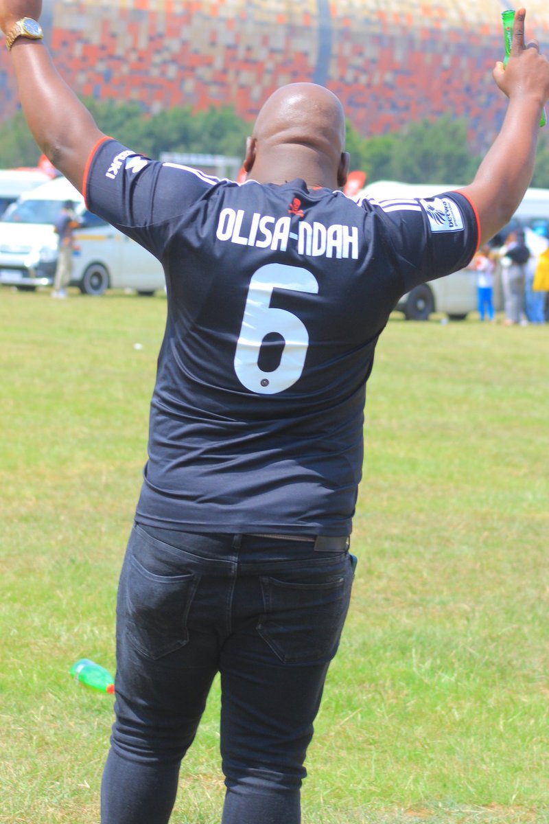 PhutiArchie's tweet photo. #SowetoDerby #FNBStadium @orlandopirates @OlisaNdahparody #OlisaNdah https://t.co/6vZkwi18Sp