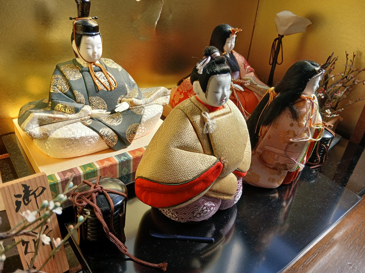 今年もお雛様をぎゅうぎゅう詰めに並べ終わりまして🌸🎎🎎🌸
お内裏様たちのしゃくが行方不明…！