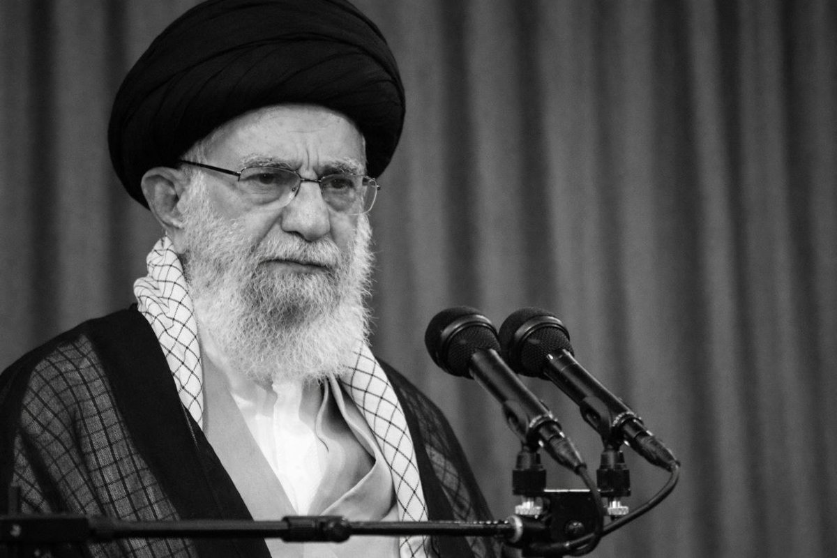 kurdchannel_tv's tweet photo. شبکه خبر ایران کشته شدن علی خامنه‌ای، رهبر جمهوری اسلامی، را در حملات آمریکا و اسرائیل تایید کرد.

پیشتر دونالد ترامپ در شبکه اجتماعی تروث نوشت: «خامنه‌ای، یکی از شرورترین افراد تاریخ، کشته شده است.» آقای ترامپ می‌گوید که «این نه‌تنها عدالت برای مردم ایران، بلکه برای همه آمریکایی‌های بزرگ و نیز مردمی از کشورهای مختلف جهان است که توسط خامنه‌ای و گروه اوباش خون‌خوارش کشته یا معلول شده‌اند.»

خبرگزاری جمهوری اسلامی همچنین  خبر کشته شدن علی شمخانی، دبیر شورای دفاع و سرلشکر محمد پاکپور، فرمانده کل سپاه پاسداران را در حمله روز شنبه اسرائیل و آمریکا به تهران را تایید کرده است.

پیشتر اسرائیل اعلام کرده بود که این دو در حمله روز شنبه آمریکا و اسرائیل کشته شده‌اند.