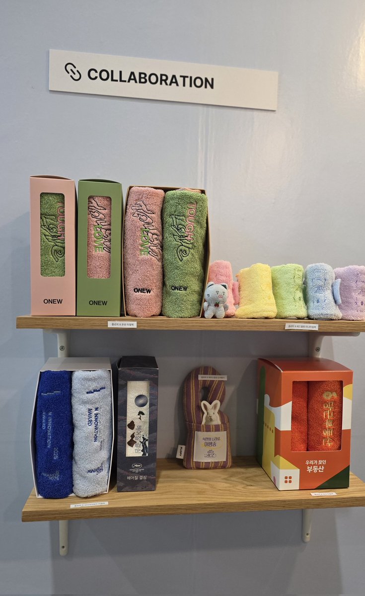 서울리빙디자인페어 플로피 부스에
전시되어있었습니당
온유님 팬이시냐며 좋은 기회에 협업하게 되서 기쁘시다고
열심히 준비하셨대요🥹
담에 또 같이하고싶으시다고