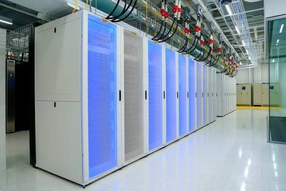 The_DailyGizmo's tweet photo. 🤖Google’s new data center in Minnesota will be powered by wind, solar and a massive 100-hour battery by startup Form Energy
Sponsored by @PowerOnDeals
#google #formenergy #ai #news https://t.co/H3SXdnc8mZ