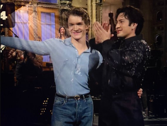 Connor agarrando a Hudson de la cintura en televisión nacional, tranquilo hombre nadie te lo va a robar ya sabemos que es tuyo