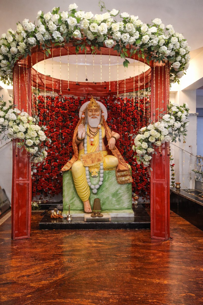 Atrngiikhyaal's tweet photo. कहते हैं कि मंदिर मनुष्य बनाता है, लेकिन उसमें उतरना ईश्वर की अपनी मर्जी होती है। आख़िरकार वह घड़ी आ ही गई, जब रांची के आकाश ने मंत्रों की गूंज सुनी और बाबा गणिनाथ जी अपने भव्य विग्रह में 'प्राण' बनकर समाहित हो गए।

​यह केवल एक मूर्ति की स्थापना नहीं, बल्कि चेतना का विस्फोट है।

शून्य से अनंत तक: बाबा का विस्तार

​बाबा गणिनाथ केवल इतिहास के एक पन्ने नहीं, बल्कि वह 'अनाहत नाद' हैं जो आज भी न्याय और सत्य की रक्षा के लिए गूँजता है। गुरु गोरखनाथ की योग-अग्नि में तपकर उन्होंने सिद्ध किया कि एक सच्चा योगी वही है, जो समाज के आंसुओं को पोंछने के लिए 'शस्त्र' और 'शास्त्र' दोनों उठा सके। मगध की धरती पर अधर्म का अंत करने वाले उस महायोगी का आज अपने नए धाम में आगमन, धर्म की पुनर्स्थापना का उद्घोष है।

 'आध्यात्मिक पावर हाउस' की गर्जना

​अक्सर लोग पूछते हैं कि पत्थर की मूरत में क्या रखा है? उन्हें आज इस नव-प्रतिष्ठित मंदिर की ऊर्जा देखनी चाहिए।

​यह मंदिर एक 'ऊर्जा पुंज' है, जो आधुनिकता की अंधी दौड़ में भटकते मन को 'स्व' से जोड़ेगा।
​यह उन संस्कारों का 'सुरक्षा कवच' है, जो आने वाली पीढ़ियों को उनकी जड़ों से कटने नहीं देगा।
​यहाँ की हवा में अब बाबा का वह अनुशासन और करुणा घुली होगी, जो हर अशांत मन को मौन कर देगी।

मेरा सौभाग्य: चेतन सानिध्य में चातुर्मास

​मेरे लिए यह क्षण शब्दों से परे है। एक संन्यासी के जीवन में तीर्थों का महत्व तो है ही, लेकिन साक्षात जाग्रत चेतना के सानिध्य में बैठने का अवसर विरले ही मिलता है।
​"यह बाबा की ही अहैतुकी कृपा है कि मुझे उनके इस नूतन और जाग्रत 'चेतन सानिध्य' में आगामी 'चातुर्मास' व्यतीत करने की दुर्लभ आज्ञा प्राप्त हुई है।"

​एक साधक के लिए इससे बड़ी निधि और क्या होगी? जहाँ बाहर उत्सव का शोर है, वहीं भीतर बाबा की ऊर्जा मुझे उस 'शून्य' की ओर ले जा रही है, जहाँ सिर्फ गुरु-तत्व शेष रहता है। यह मेरा पुरुषार्थ नहीं, उनकी पुकार है।

​आइए, इस नूतन मंदिर के प्रांगण में केवल मस्तक न झुकाएं, बल्कि अपने भीतर के 'अधर्म' को बाबा के चरणों में त्यागने का संकल्प लें।

"अधर्म के तिमिर में, गणिनाथ सूर्य का प्रकाश हैं,
निर्भय है हर वो हृदय, जिनके बाबा ही आधार हैं।"

|| जय बाबा गणिनाथ ||
|| ॐ नमो नारायण ||

@NipoonMrinal @Pnisha5
