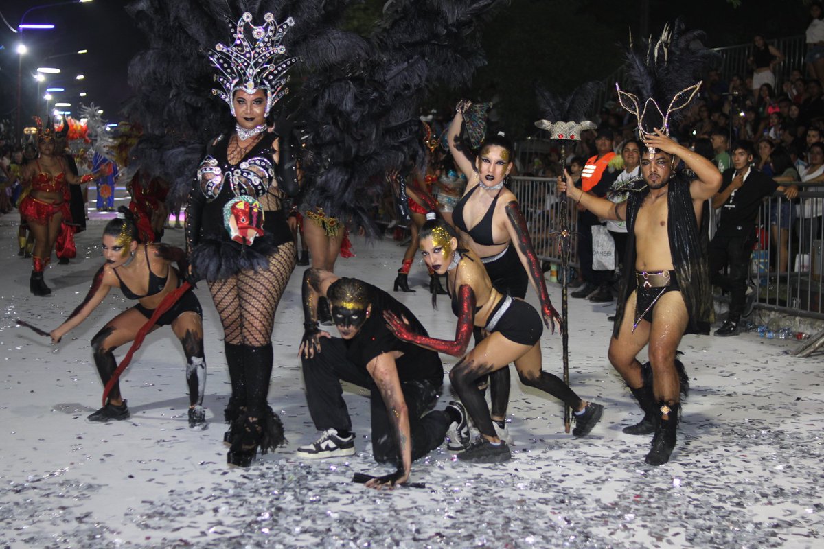 RITMO, COLOR Y DIVERSIÓN EN EL CORSO SANTIAGUEÑO 2026
Las comparsas brillaron en la Costanera Chacho Lescano, que estaba colmada de vecinos para no perderse del evento que reúne a las mejores murgas. Fue una noche diferente, donde miles de familias disfrutaron alegremente.