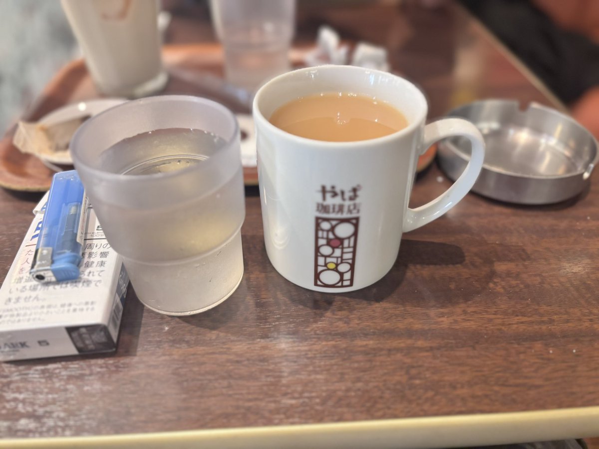 iPhone修理出して時間潰しに喫煙可の喫茶店へ
店員のお姉さんが超ギャルで可愛い😍