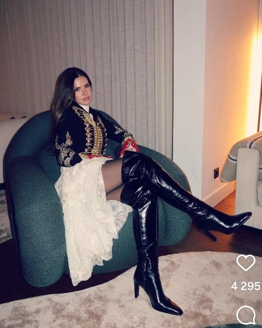 Las fotos que ya posteaba la China Suárez en 1812 beboteando a San Martin recién casado con Remedios.