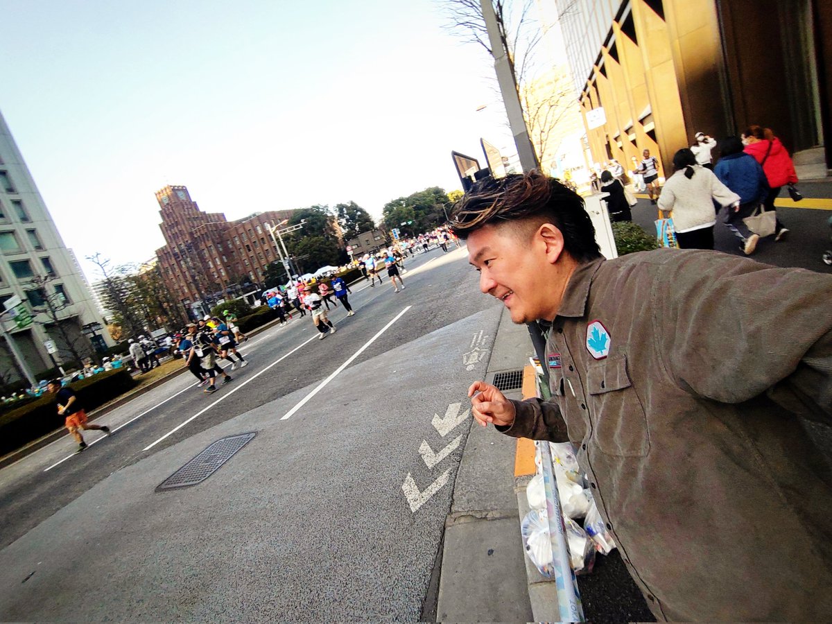 良かった〜💦車移動じゃなくて😆
今日は東京マラソンなのね💨💨💨
目的地は通行規制のど真ん中でした🫠

皆さん楽しそう🎶
でも足引きずってる人もチラホラ😱

東京の中心で不思議な光景✨