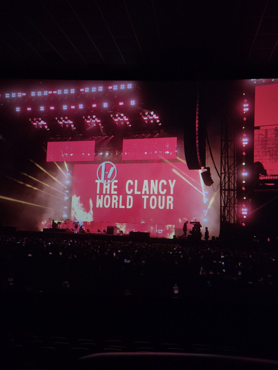 Fue increíble ver la pelicula en el cine, sane un poquito todo eso que tenia guardado. Los quiero infinito mi banda favorita por siempre ✨️