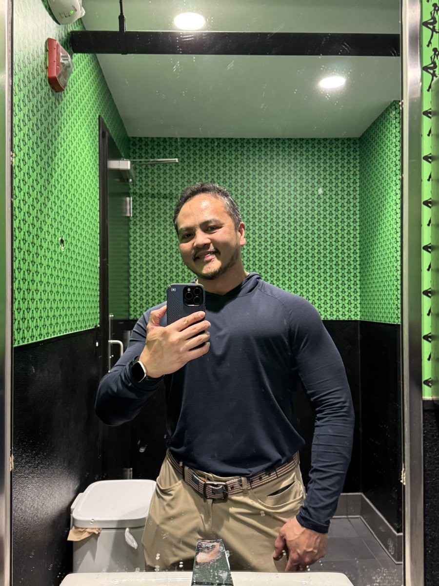 I’m out at The Pearl in Annapolis with friends and I take my bomber jacket off and a twenty-something lady beckons to me and says “you? BODY TEA” and it made my night and I may be homosexual and all but I’m never going to forget it; also look at this awesome mirror they have