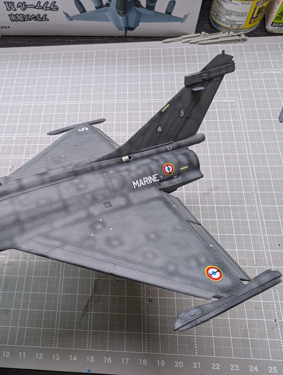 【ラファール制作記】
実機は汚れ（？）のために色が薄くなっているので、先にデカール付けて汚そうろ思ったけど、これはこれでアリなのでは？？
#rafale