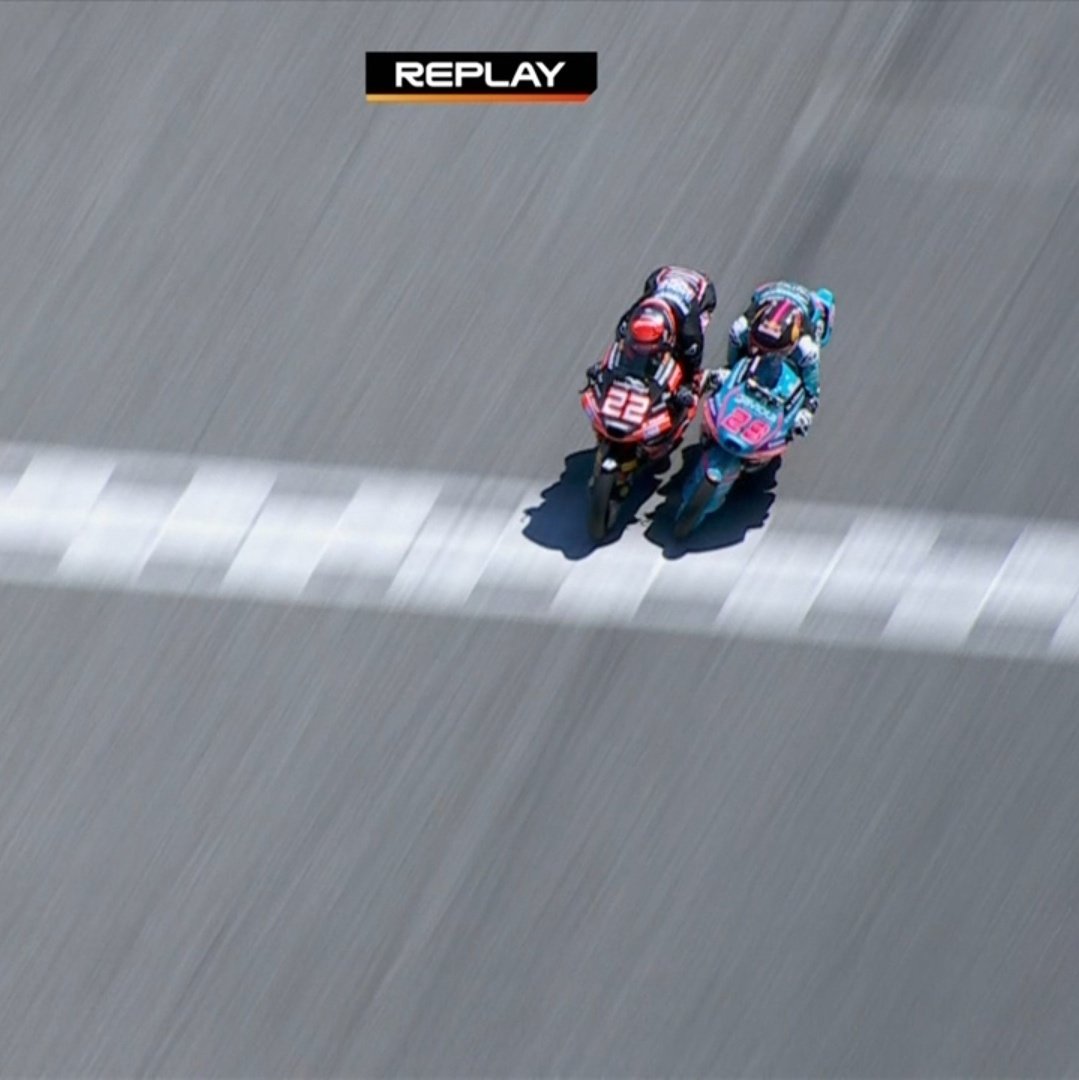 LambeResing's tweet photo. Almansa takes the win, Veda raih P5!

David Almansa berhasil menang di race Moto3 di Buriram, dalam moment foto finish melawan Maximo Quilles.

Sementara Veda Pratama raih hasil fantastis di debutnya, setelah finish di P5.

ALIG BAT COY DEBUT BISA TOP 5 😎🔥

#Moto3 #ThaiGP https://t.co/4kLBMEqtpP