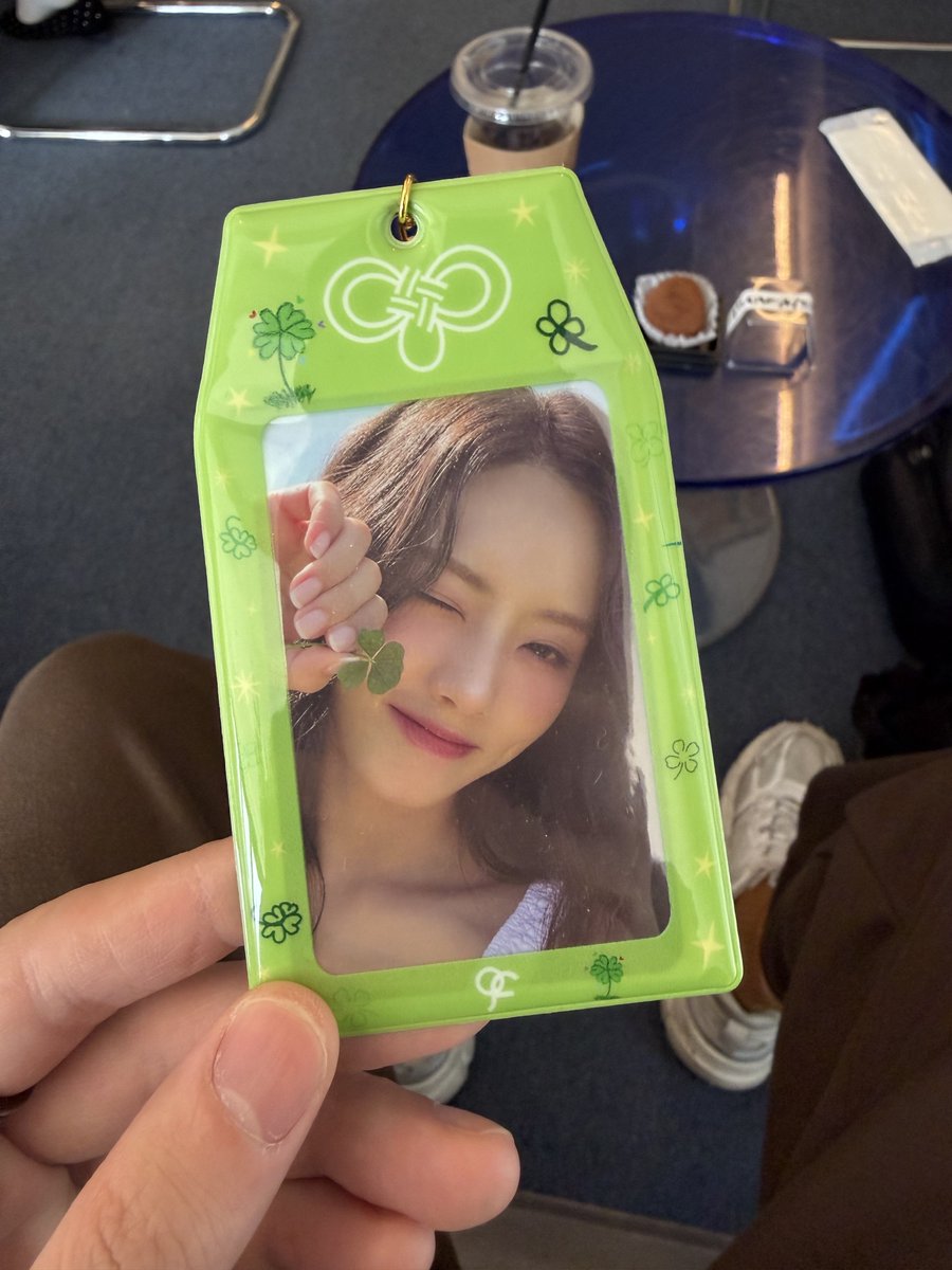 そういえば昨日会場で、公式ケースに全く同じジウォンのトレカ入れてる