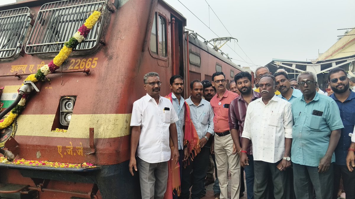 Warm Reception accorded to T.No 16808 Trichy-Tambaram Exp on its maiden arrival at #Kumbakonam today