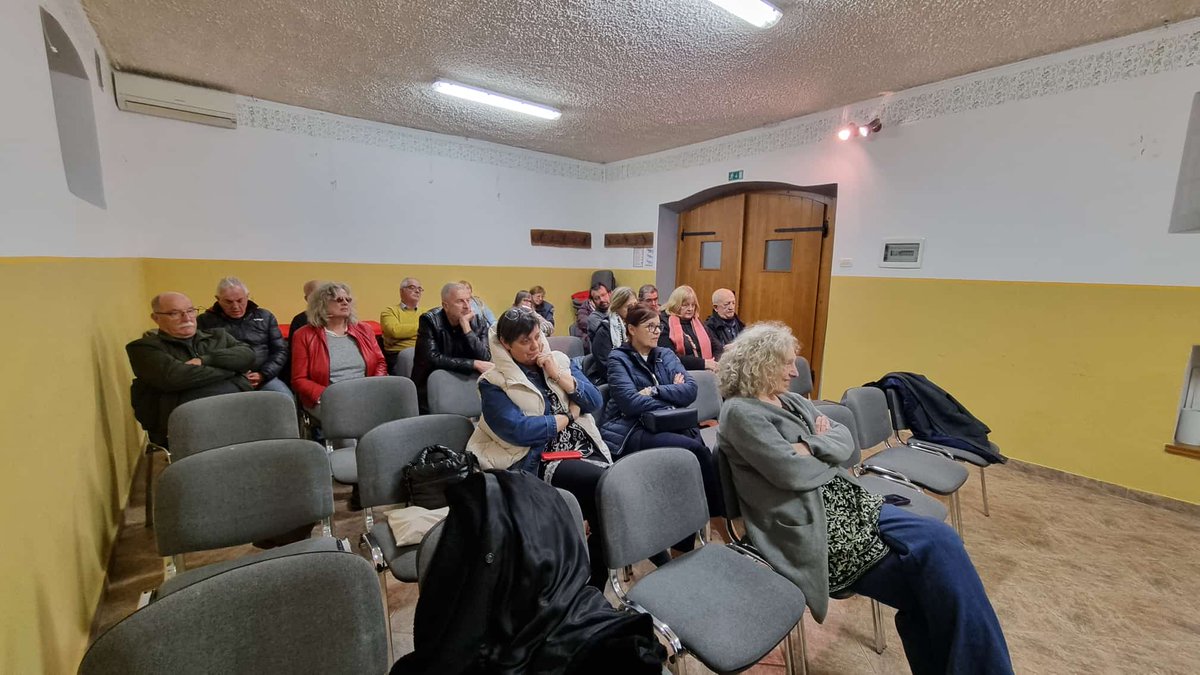 dusanj3's tweet photo. Včeraj sem v Volčjem gradu pri Komnu predstavil knjigo Stojana Spetiča (Založništvo tržaškega tiska) NA BARIKADAH. Krasno vzdušje in pazljiva publika ... https://t.co/U5S00UuesY