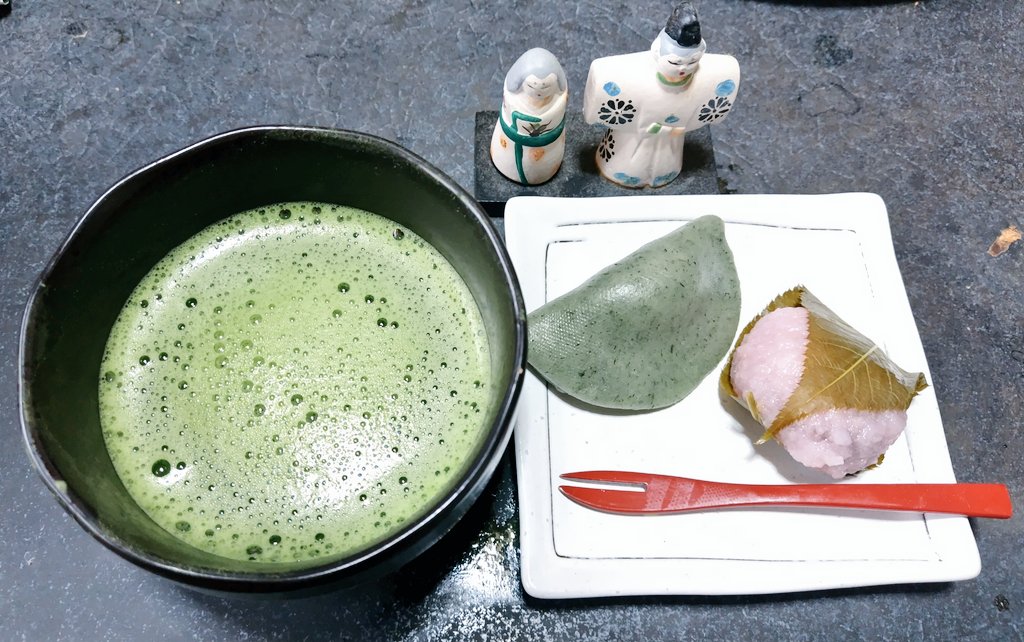 休日の昼下がり、ひと足早く独りひな祭りを堪能してます(笑)