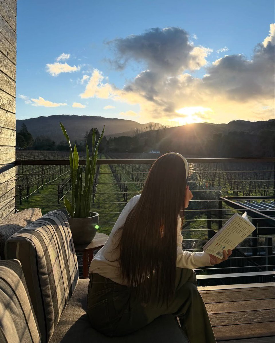 DÜNYA, ne  kadar ...
Karanlık   olursa  olsun  ...
İçindeki   o  bir  tek  gülü  ,
soldurma ...
UMUT,   imkansızın  içinde...
Açan  en  güzel  çiçektir...🌹💙
#Günaydın mutlu pazarlar olsun🌞