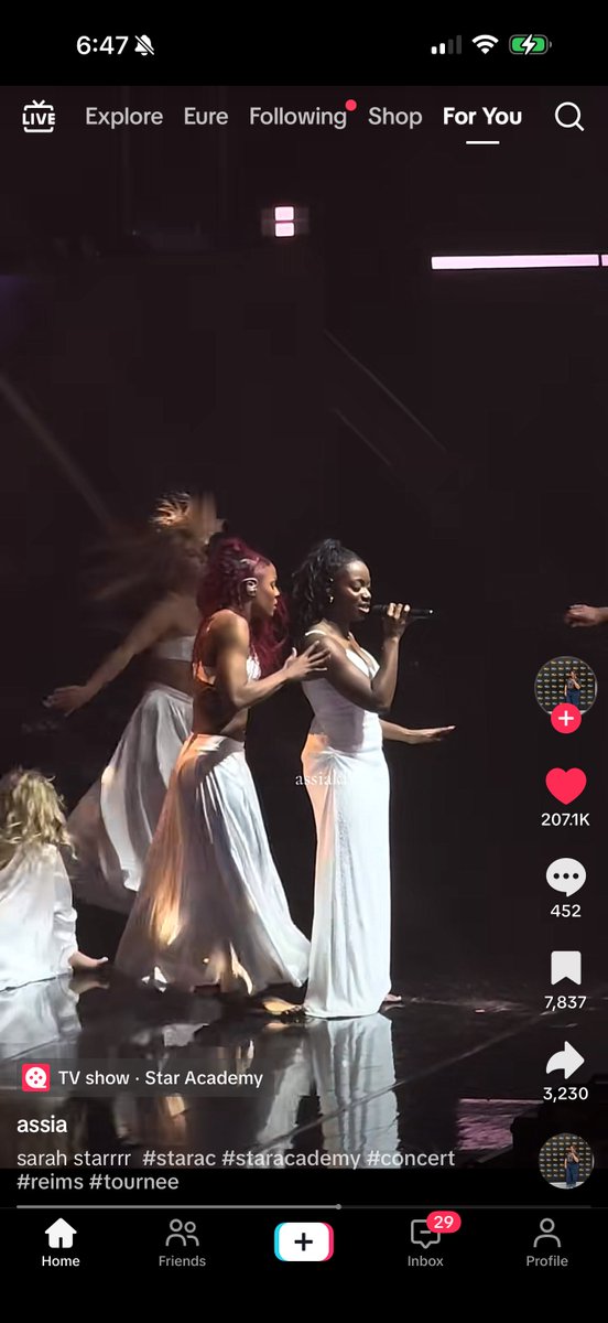 pas sarah qui perce encore à l’international puis les stats sont folles wow