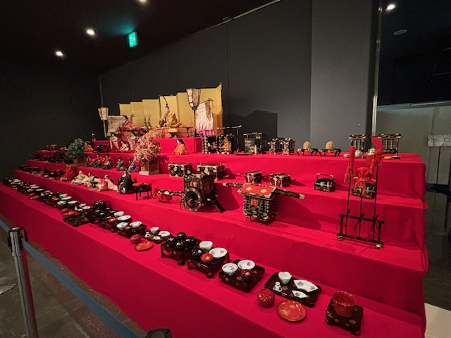 展示資料紹介】有職雛 かつての公家のしきたりや装束を、忠実に再現