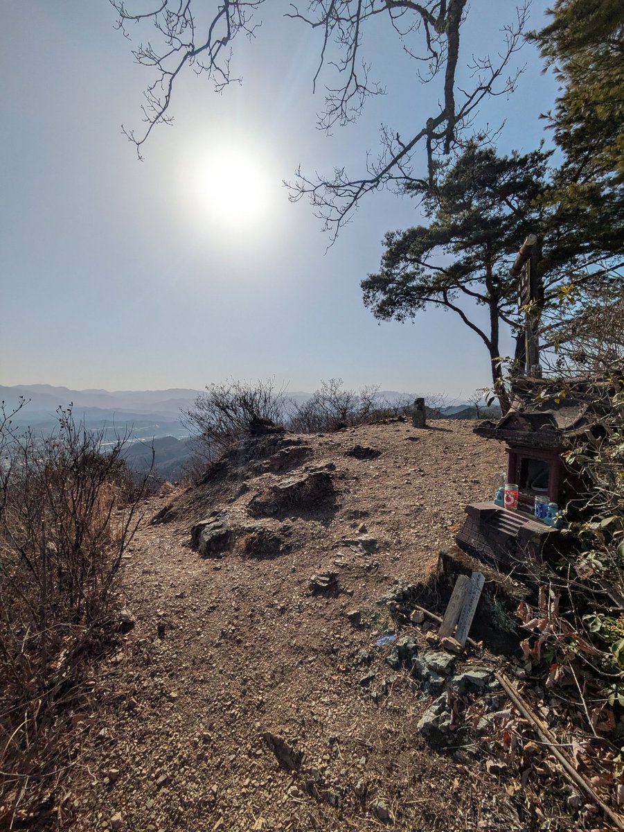 iryujon1984's tweet photo. 破風山(626.5m)
埼玉県秩父郡皆野町

破風山(はっぷさん)に風戸(ふっと)
読み方がいいね https://t.co/HNDsk79cYc