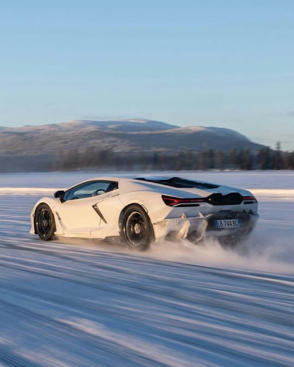 KryanXu's tweet photo. V12纯粹力量，贯穿冰封之境🤍
雪域，冰上游乐园

#Lamborghini Revuelto https://t.co/DlDBRHp1bU