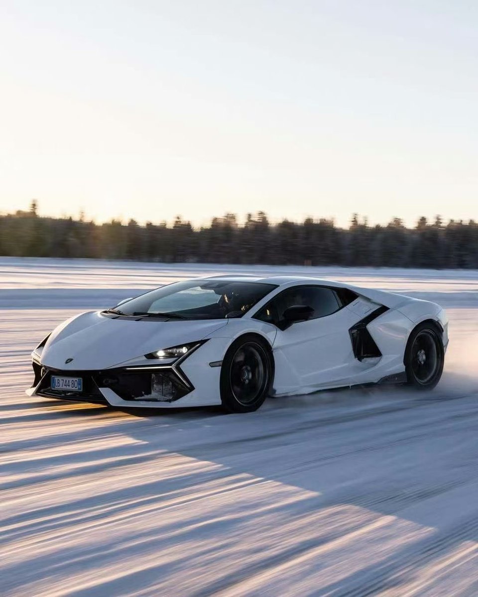 KryanXu's tweet photo. V12纯粹力量，贯穿冰封之境🤍
雪域，冰上游乐园

#Lamborghini Revuelto https://t.co/DlDBRHp1bU