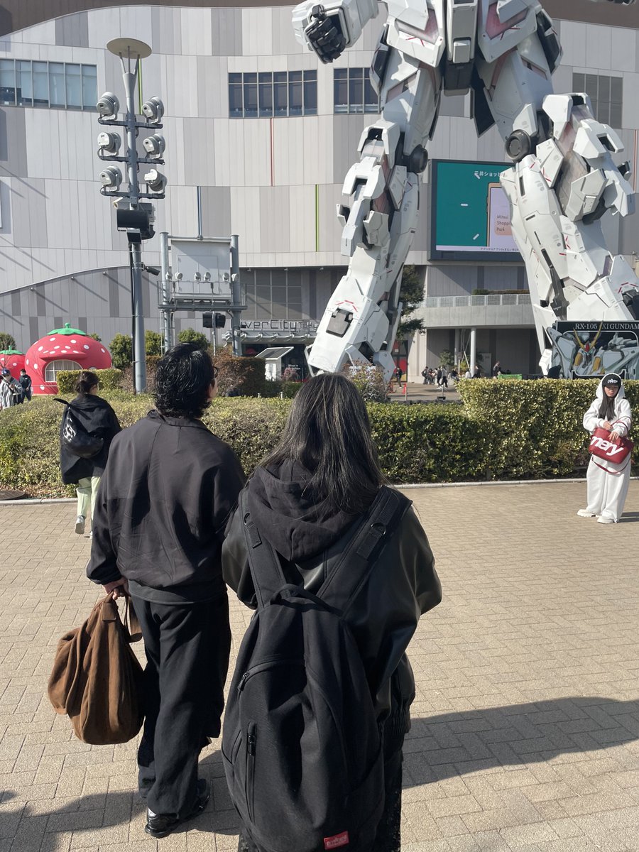 くろろ tweet media