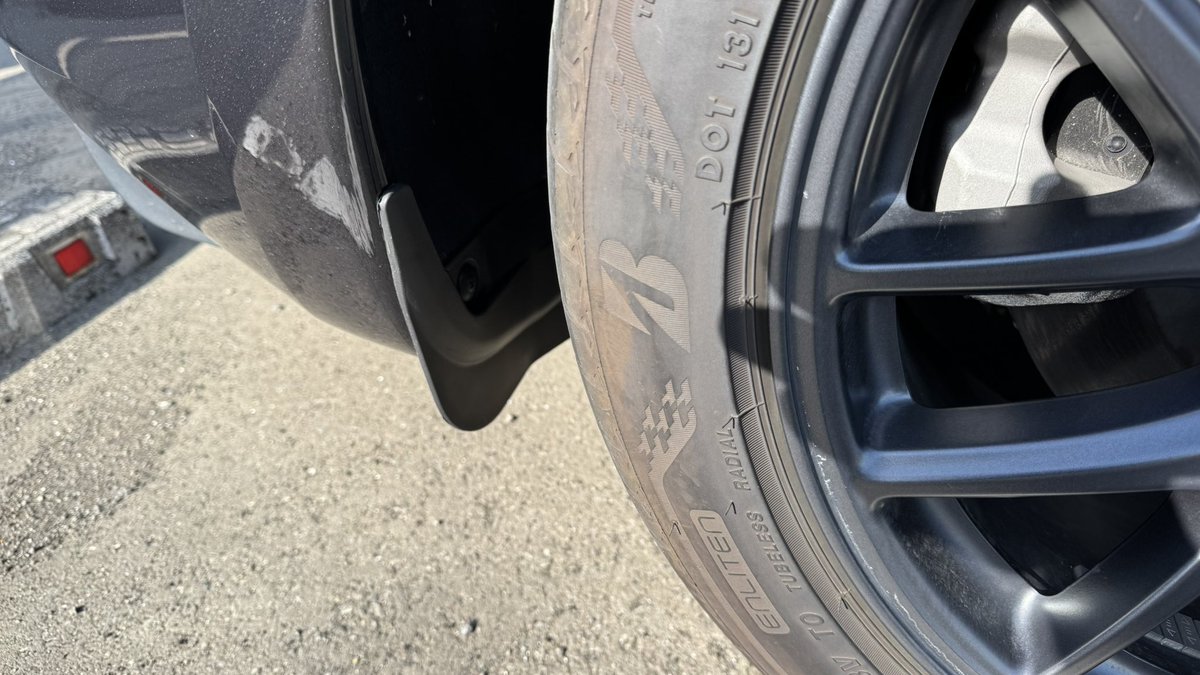 tetsulas's tweet image. ついてて意味があるのか？って言うくらいなサイズ感だけど、アリエクマッドガードつけてみた。
リアは手が入りにくくてちょっと大変だったけど。
ま、ささやかですが…。
ちなみにドアモールつけようかと思って脱脂までしたけどダルくなってやめちゃった笑
#tesla #model3 #highland