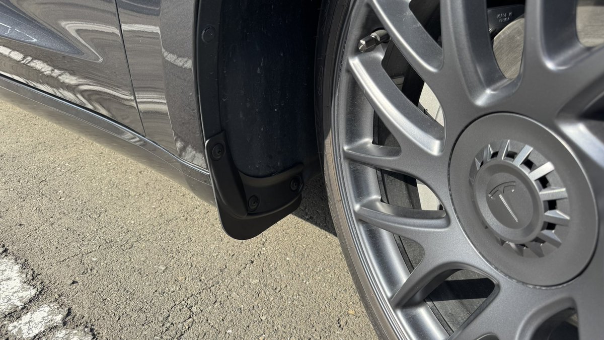 tetsulas's tweet image. ついてて意味があるのか？って言うくらいなサイズ感だけど、アリエクマッドガードつけてみた。
リアは手が入りにくくてちょっと大変だったけど。
ま、ささやかですが…。
ちなみにドアモールつけようかと思って脱脂までしたけどダルくなってやめちゃった笑
#tesla #model3 #highland