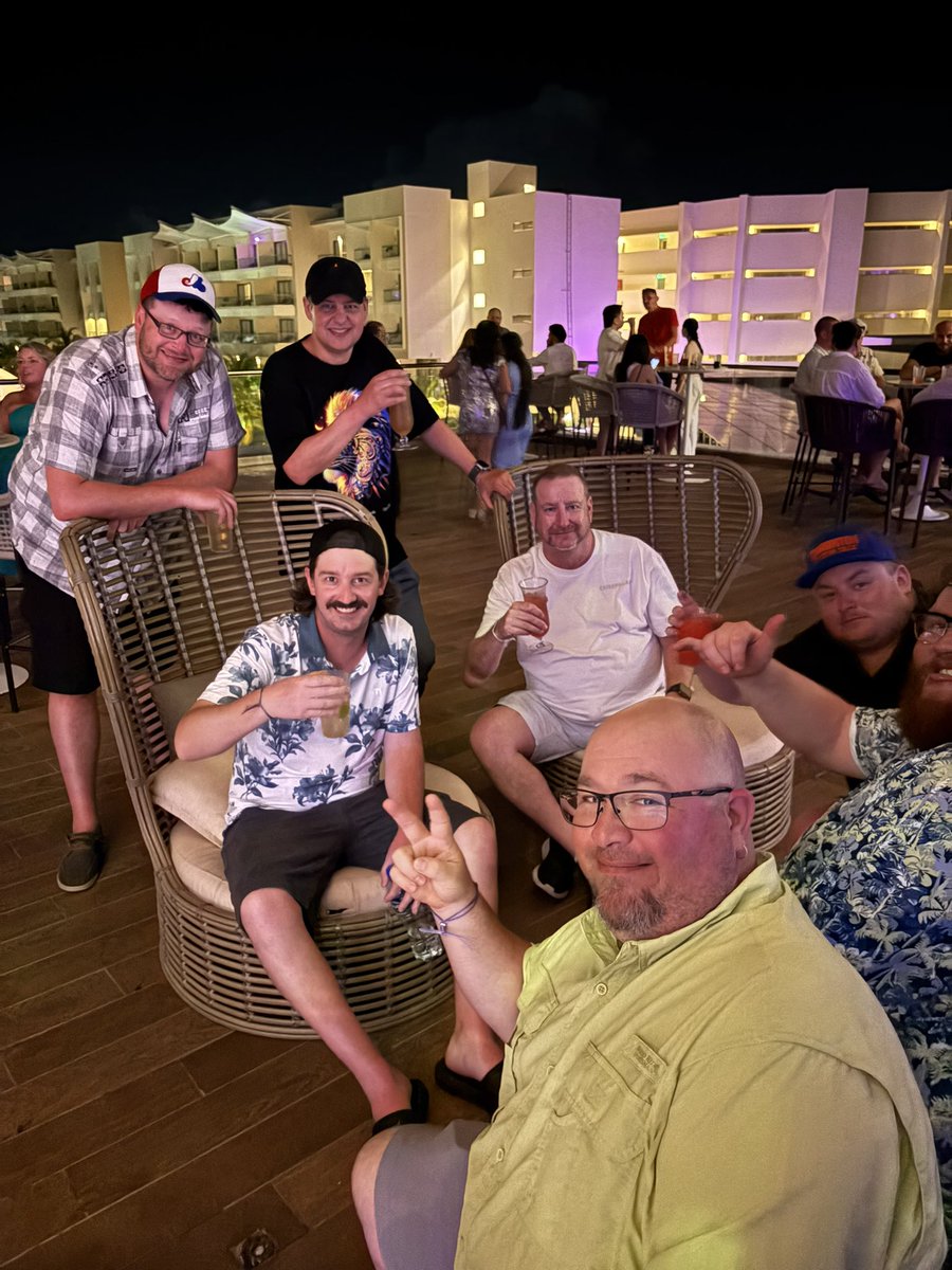 Lieutenant_Eric's tweet photo. Final table #LTEinMex https://t.co/yaBYtMHKtH