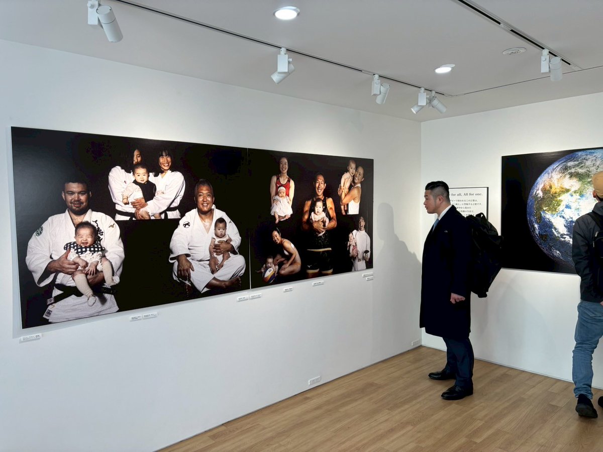 the_one_045's tweet photo. 先日、写真撮影をして頂いた堀口マモルさんの写真展へ
写真の意図や、撮影方法、音と写真を融合させた展示など、芸術的な分野に触れられました😆
今回はオリンピックやパラリンピック、世界選手権の選手の写真、赤ちゃんの写真がメインでした
いずれは格闘家での写真展も考えてると言って頂きました😁 https://t.co/ftSeDQnOt1