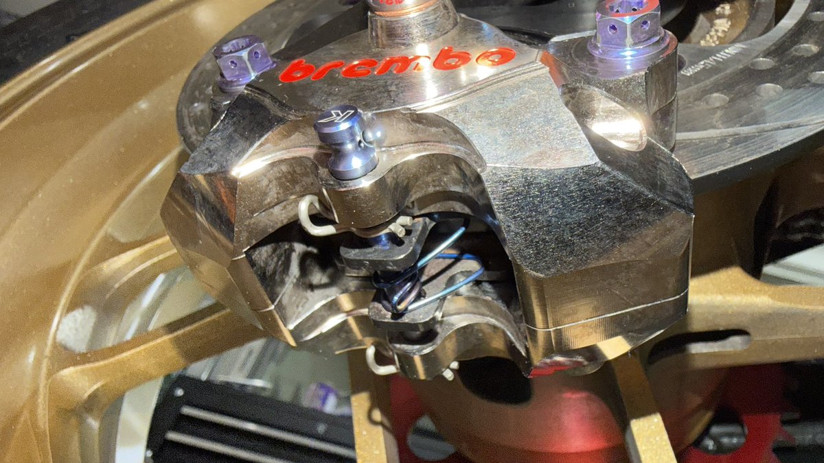 mtm890_bea6's tweet photo. XSR900のブレーキ引き摺ってたので
リターンスプリング入れたら解消しました
ついでにカブのF側にも入れました https://t.co/8iBiG0bcmH
